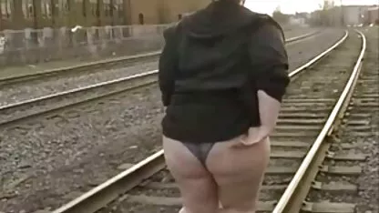 Bunicul ei și nepoata de 18 ani pizde mature bune au sfârșit să se vadă în fața ei.