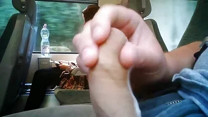 Două pui futai cu blonde bune prăjit se prăjește pe un bărbat Cocoș