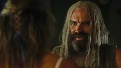 Omul Păros pumnii pasarici bune cu femeie.