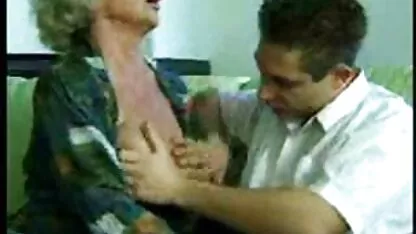 Mama și fiica mea au decis să se bucure de filme porno cu mamici bune divertisment.