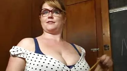 Fata pizdebune rusă primește de fapt o porțiune de spermă pe față.