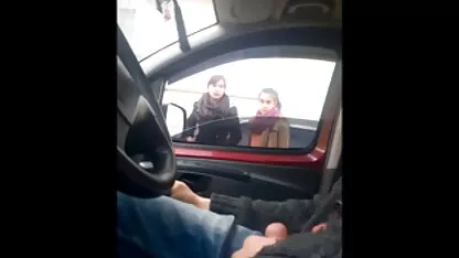 Doi futai cu blonde bune tineri frumuseti care au fost un bărbat frumos în pat