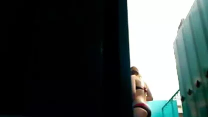 O fată strictă a ordonat porno cu romance bune unui servitor să-și îndepărteze anusul.