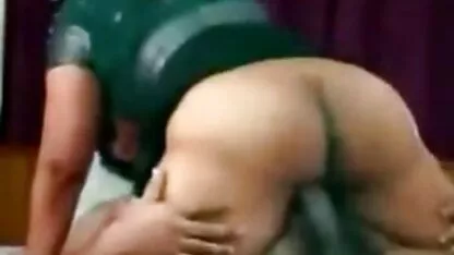 Tipul fute două filme porno cu politiste bune doamne frumoase la ușa șemineului.