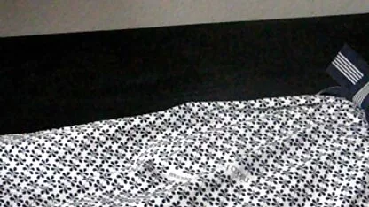 Trei fete porno cu blonde bune de pula in ciorapi sunt seduse si barbatul se fute