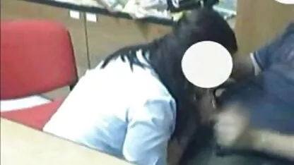 O fată roșie cu o față drăguță îi dă lui blo o muie. filme porno cu bune