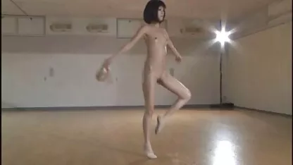 Pizda pustoaice bune de pula prietenului este plină de spermă proaspătă.