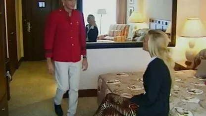 Fata asta pizde bune rau de pula a supt pula fiului ei în mașină pe drum.