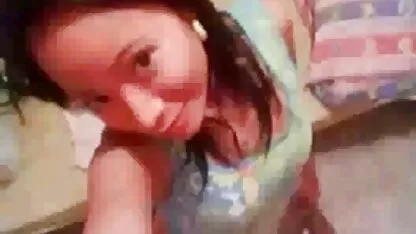 Jenna Gerson și prietena Fiona se distrează cu pizdebune un cocoș roșu mare.