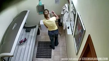 Trei persoane au o petrecere la o poze pizde bune petrecere la piscină