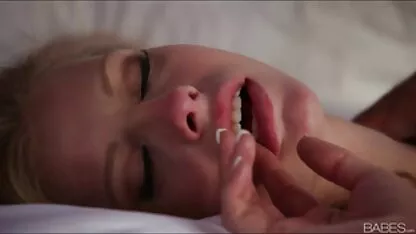 Două corpuri dracu ' o fată și umple pasarica ei cu un spermatozoid de filme porno blonde bune rupere burta ei.