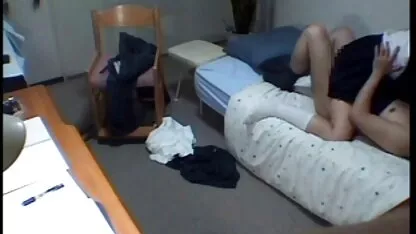 Fata cu sanii mici este pizdebune capabil de a face un nou limba