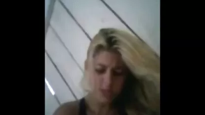 Pavilionul tânăr este o brunetă dracului printre marile pizdebune lacuri.
