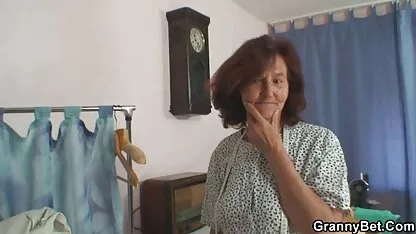 Bunica cele mai bune pizde mea joacă o gaură în părul ei