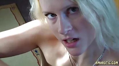 Birou pe două trunchiuri filme porno cu blonde bune în birou