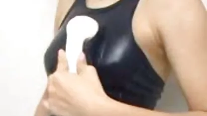 O filme porno romance bune cățea superbă în ochelari este futută de doi cocoși mari.