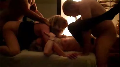 Două filme porno cu grase bune ramuri tinere s-au predat unui bărbat cu un tatuaj.
