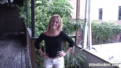 Maseuza filme porno cu blonde bune clientului a lovit coșul și și-a murdărit buzele cu spermă.