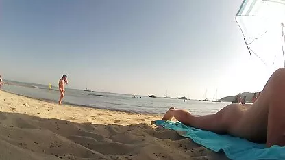 O curvă de casă se întoarce xxx brunete bune în fund.