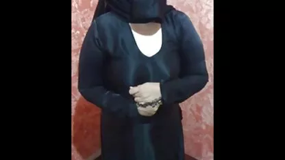 Rus Curvă lucrează în mod activ cu gura ei și suge pula la fel grase bune de pula de mult ca și trage