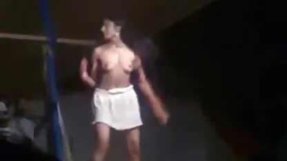 Dacă med filme porno cu mamici bune cu două frumuseti pe un balcon
