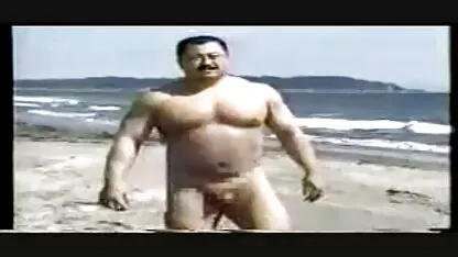 Antrenorul pizde goale bune Wheheaton a tras un tânăr în portbagaj.
