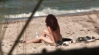 În timp ce prietena xxx cu blonde bune se uită la tot, fata se fute