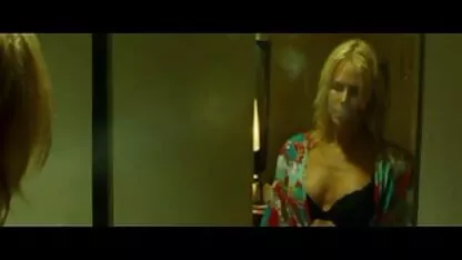 Naked Nud joacă cu păsărică porno cu gagici bune ei păros și arată picioarele ei.