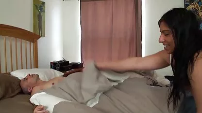 Fratele a convins-o pe noua soră să-l porno cu blonde bune de pula vadă pentru prima dată.