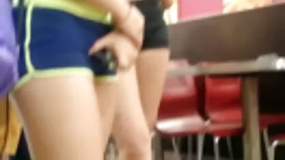 Curva rusă merge și mănâncă porno cu bune sculele.