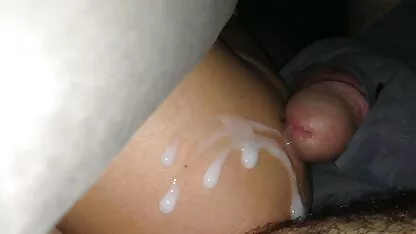 Fără a-și scoate chiloții, a rupt două sfârcuri porno cu babe bune în interiorul găurilor strânse