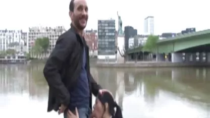 MILF cu filme xxx cu negrese bune un fund mare s-a predat unui vecin tânăr.