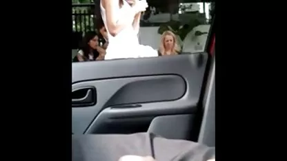 Femeia se masturbează încet pizde goale bune la Crăciun sub bradul de Crăciun.