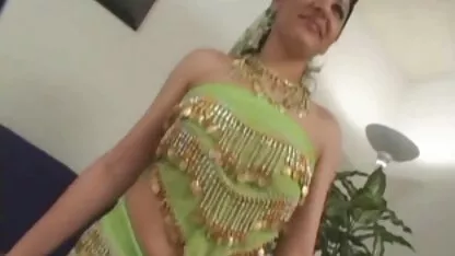 O porno cu blonde bune de pula fată cu un pigment i-a dat un fund strâns.