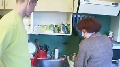 Coaforul în filme porno cu politiste bune timp ce soția nu era în jur, mama se încurca cu soțul ei.
