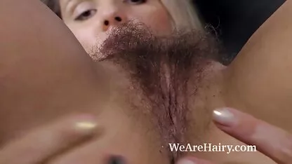 Un tip negru mănâncă o brunetă albă și intră în ea. xxx pizde bune