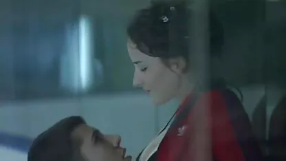 Tipul ăsta se uită filme porno cu femei bune de pula la prietena lui prăjindu-și fratele.