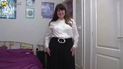Curva pizde bune mature degetele două găuri și bea pipi
