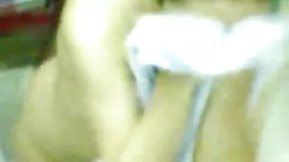 Omul curăță vițeii, dar apoi îi pornește. filme xxx cu blonde bune