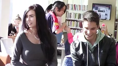 Băieții erau suculenți în două butoaie de filme porno cu brunete bune de pula MILF.