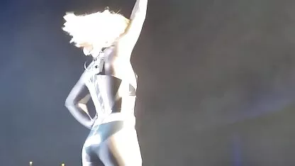 Busty bruneta sta pustoaice bune de pula goala pe pat