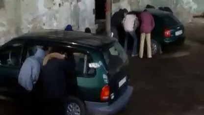 Un vecin linge lenjeria pizde bune rău vecinului în timp ce soțul ei este la serviciu.