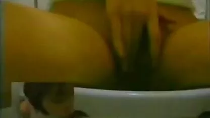 Curva insațiabilă suflă cocoșul mare și mănâncă cum și înghite. pizde bune gratis