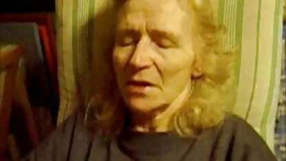 Sandy a preluat compania filme porno cu pizde bune și sa așezat cu păsărică într-o mască de aspirație.